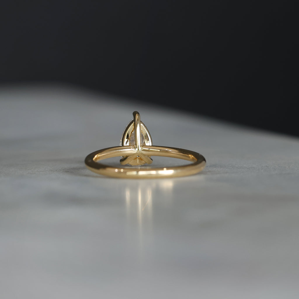 DUNE / 1.00ct PEAR CUT DIAMOND 3 CLAW SOLITAIRE