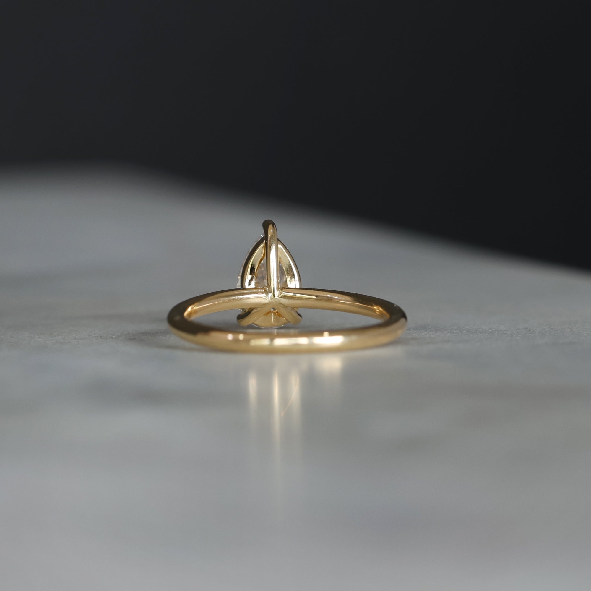 DUNE / 1.00ct PEAR CUT DIAMOND 3 CLAW SOLITAIRE