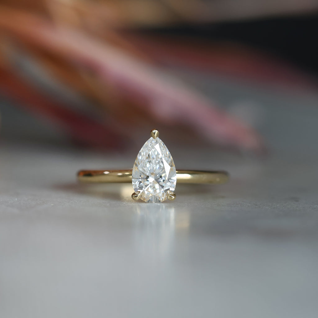 DUNE / 1.00ct PEAR CUT DIAMOND 3 CLAW SOLITAIRE