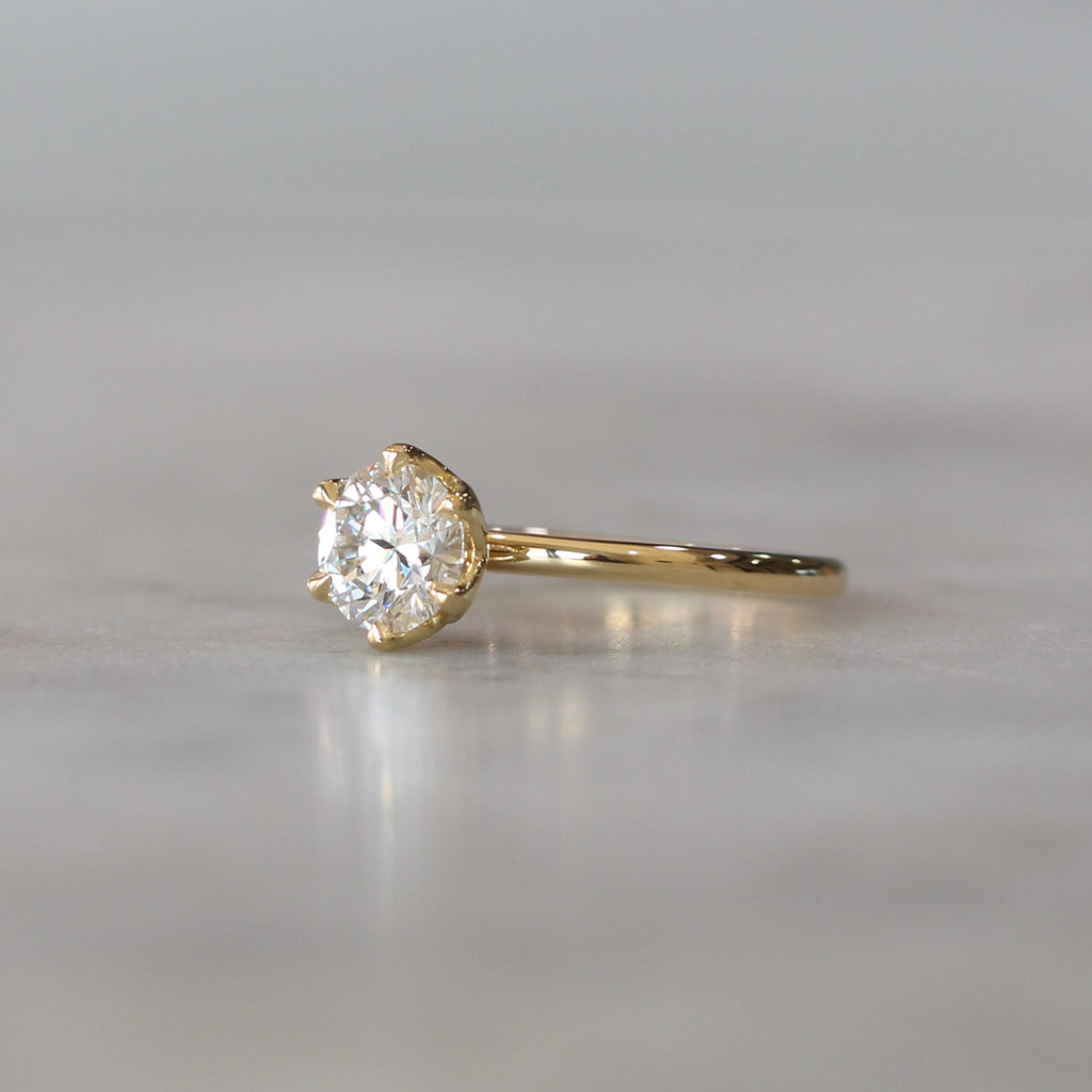 ROUND WHITE DIAMOND / LOTUS SOLITAIRE