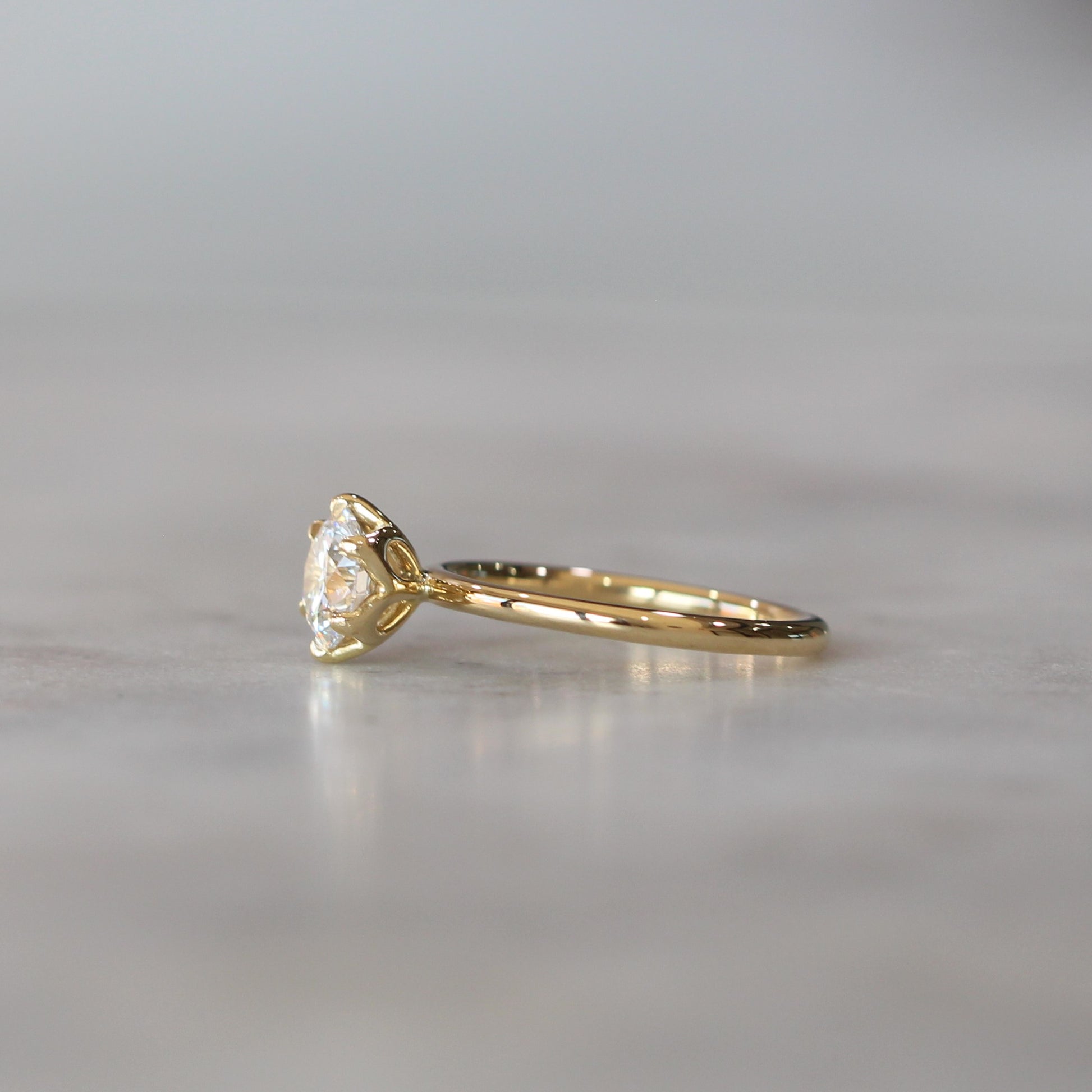 ROUND WHITE DIAMOND / LOTUS SOLITAIRE