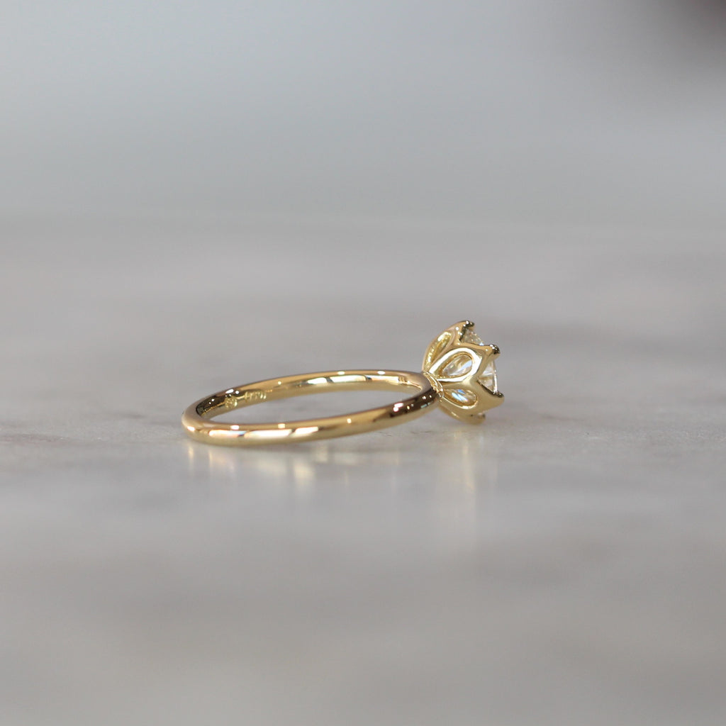 ROUND WHITE DIAMOND / LOTUS SOLITAIRE