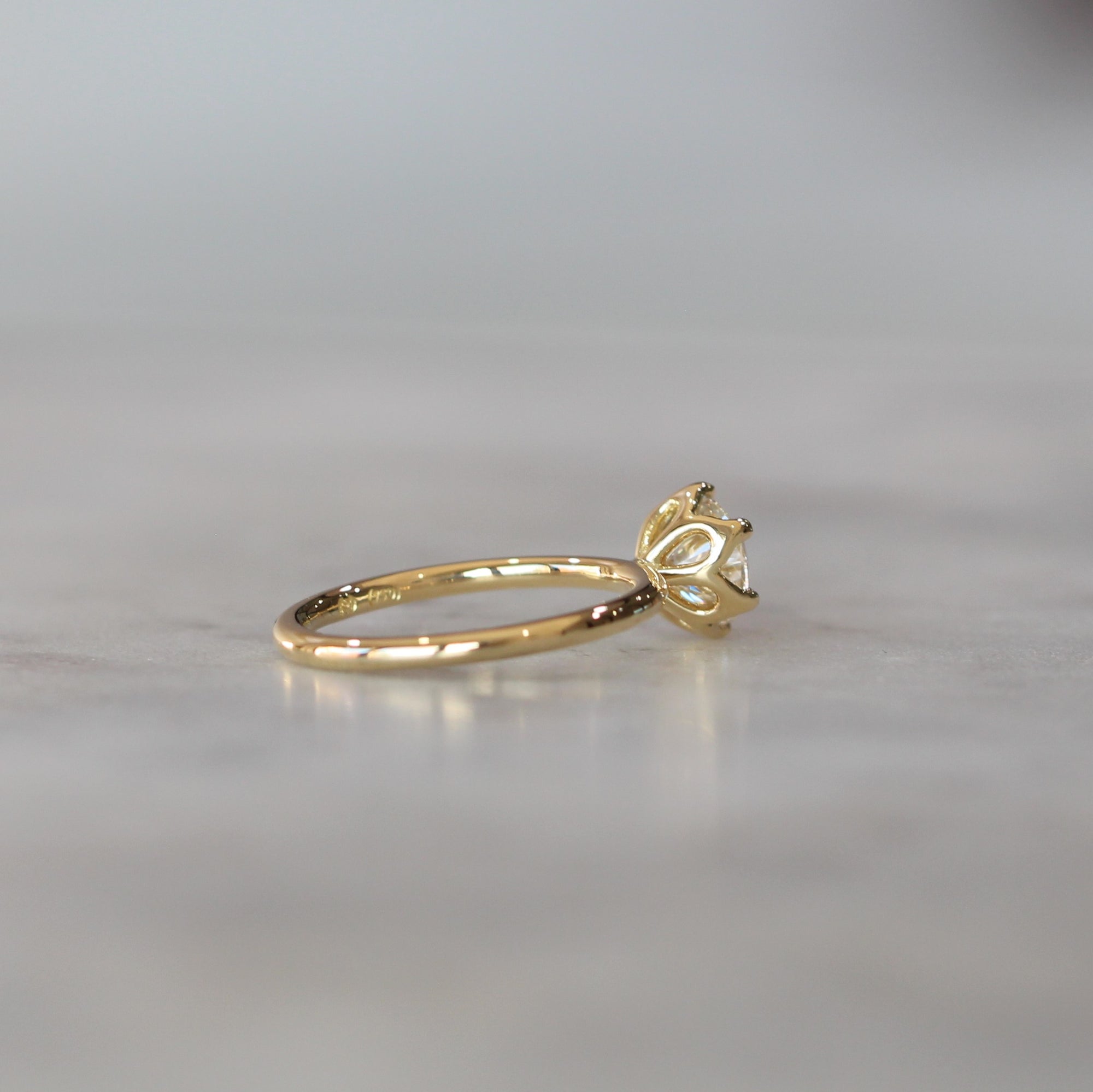 ROUND WHITE DIAMOND / LOTUS SOLITAIRE