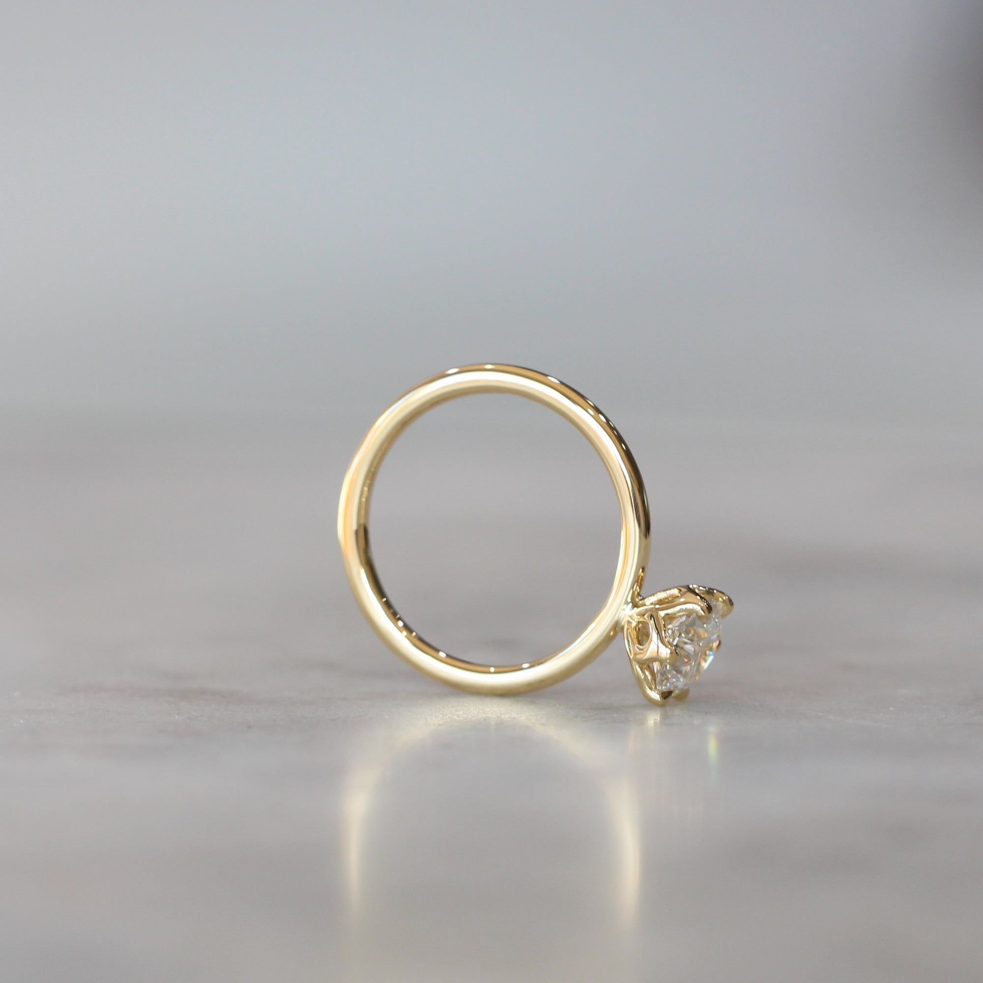 ROUND WHITE DIAMOND / LOTUS SOLITAIRE