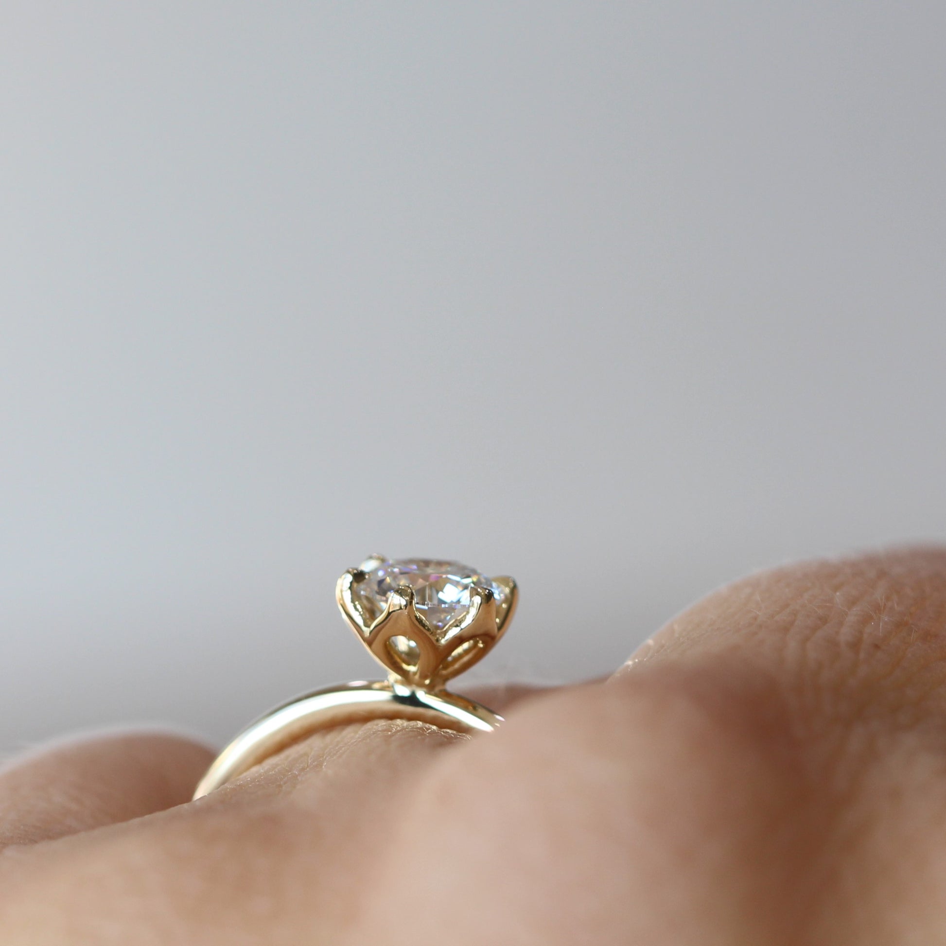 ROUND WHITE DIAMOND / LOTUS SOLITAIRE