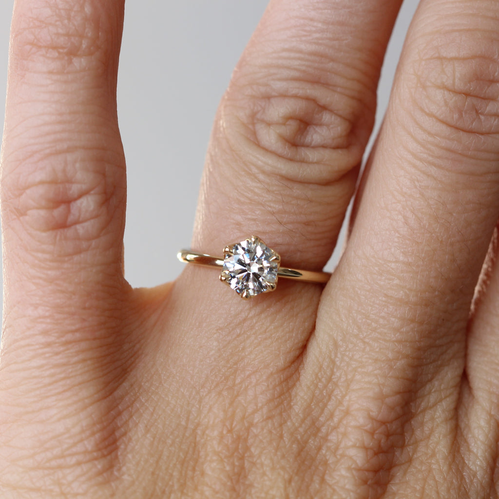 ROUND WHITE DIAMOND / LOTUS SOLITAIRE