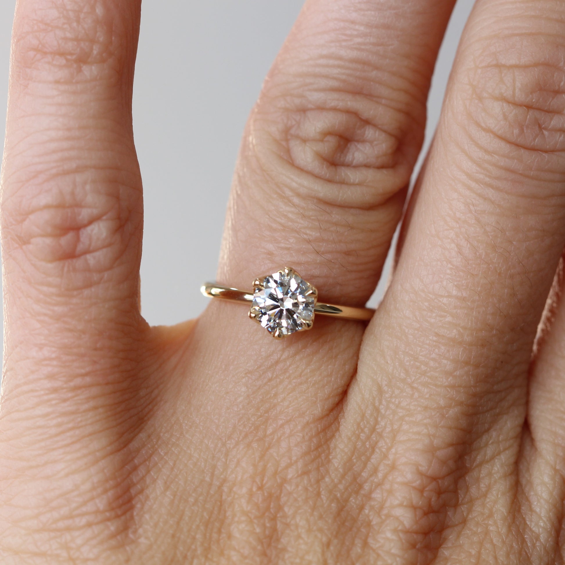 ROUND WHITE DIAMOND / LOTUS SOLITAIRE