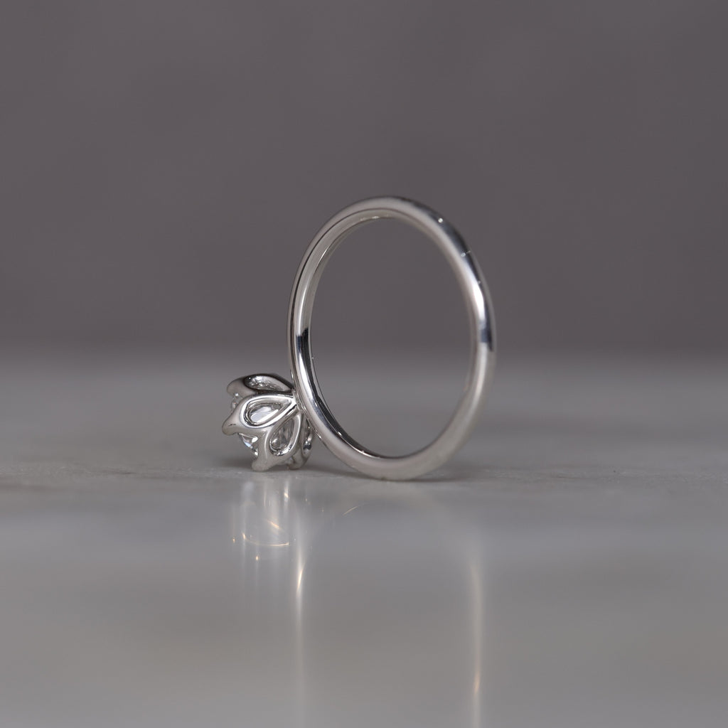 WHITE DIAMOND / LOTUS SOLITAIRE II