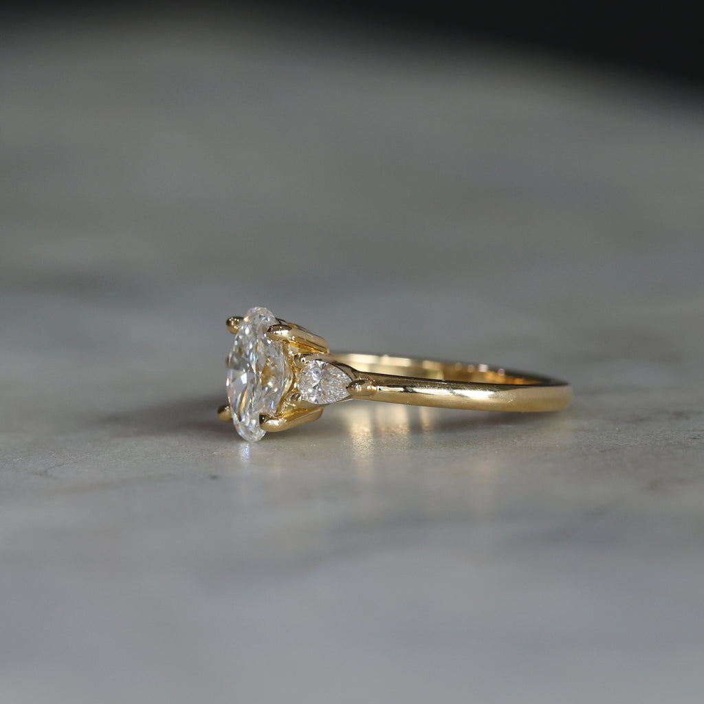 1.06ct OVAL CUT LAB DIAMOND / TRILOGY RING