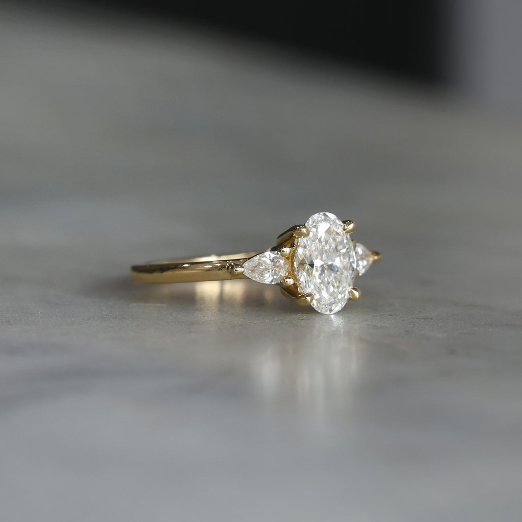 1.06ct OVAL CUT LAB DIAMOND / TRILOGY RING