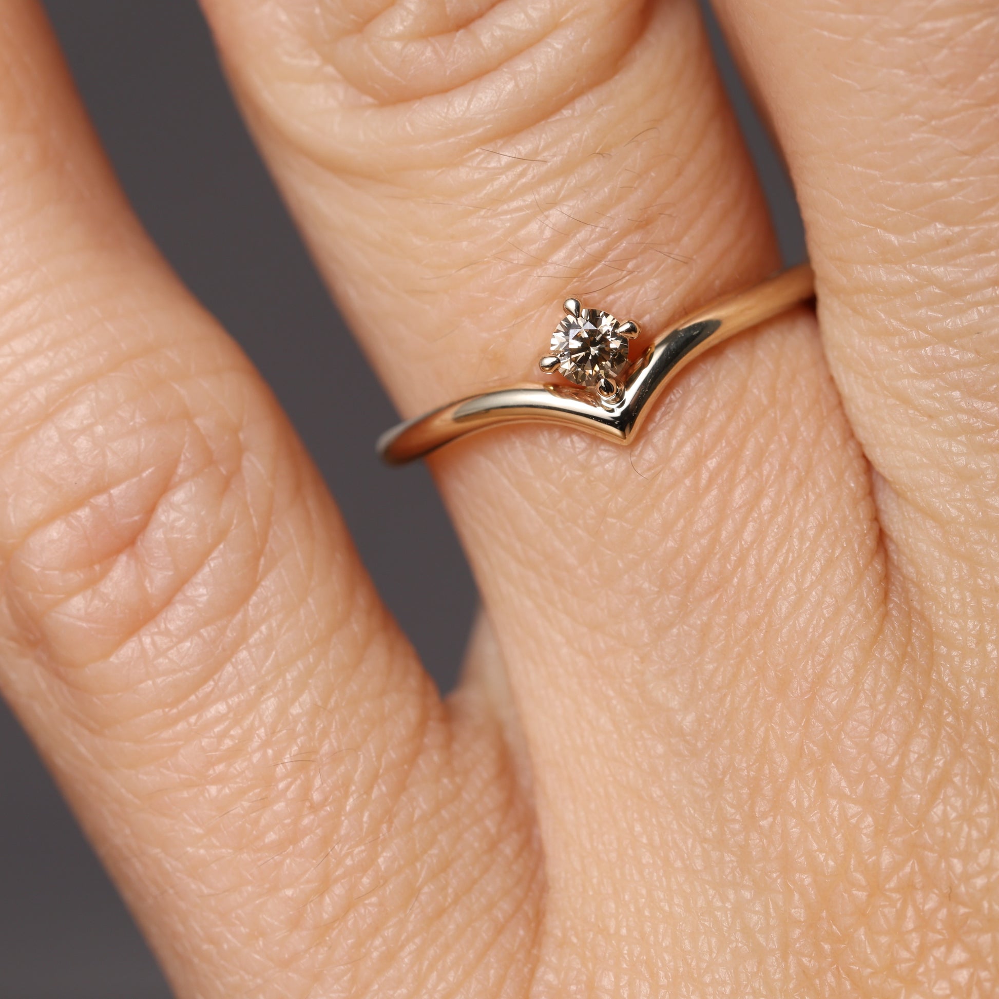 CHAMPAGNE DIAMOND / CHEVRON RING