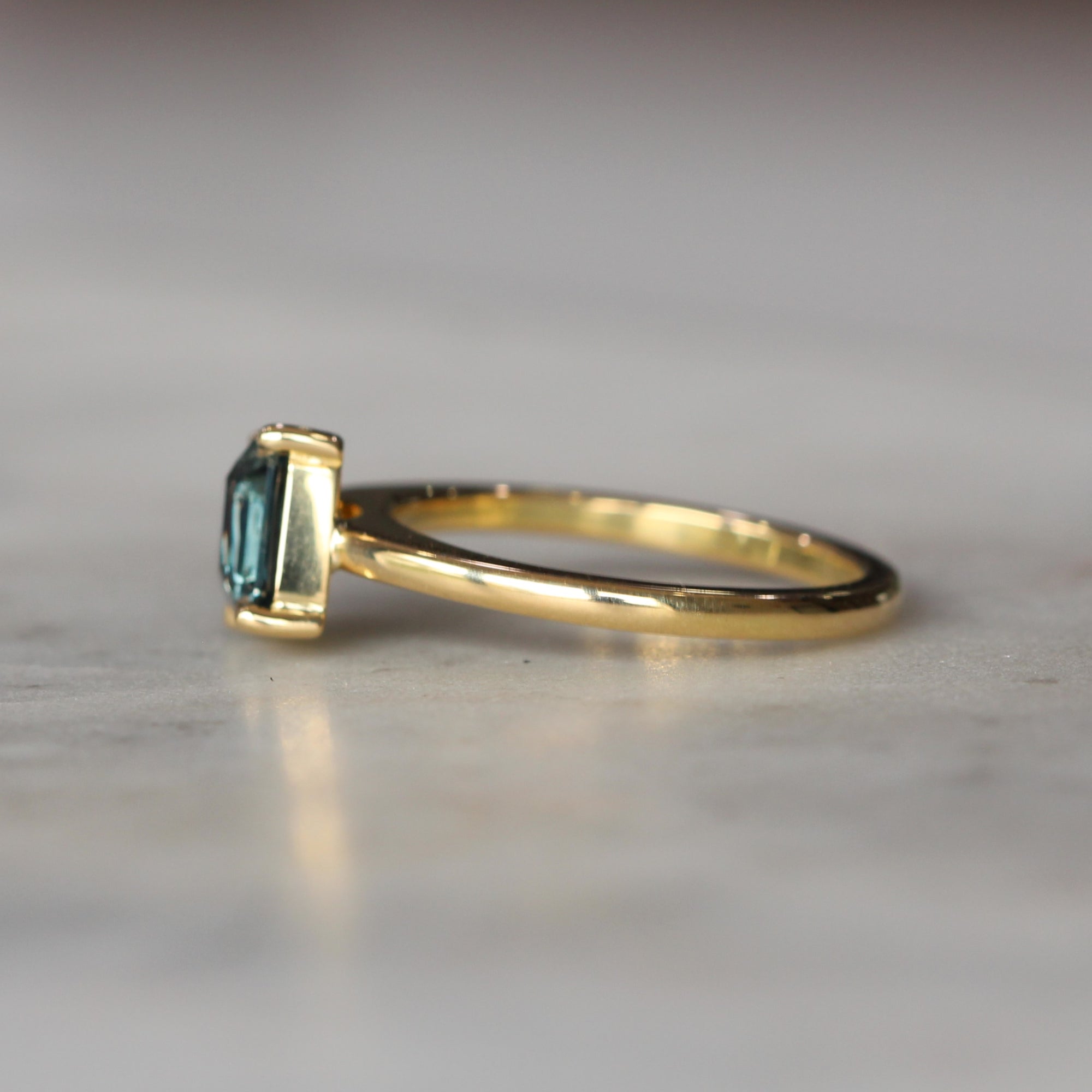 ASYMMETRIC / SAPPHIRE RING