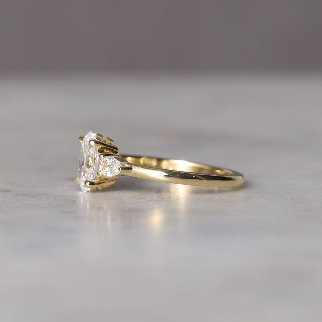 OVAL CUT LAB / DIAMOND TRILOGY RING II