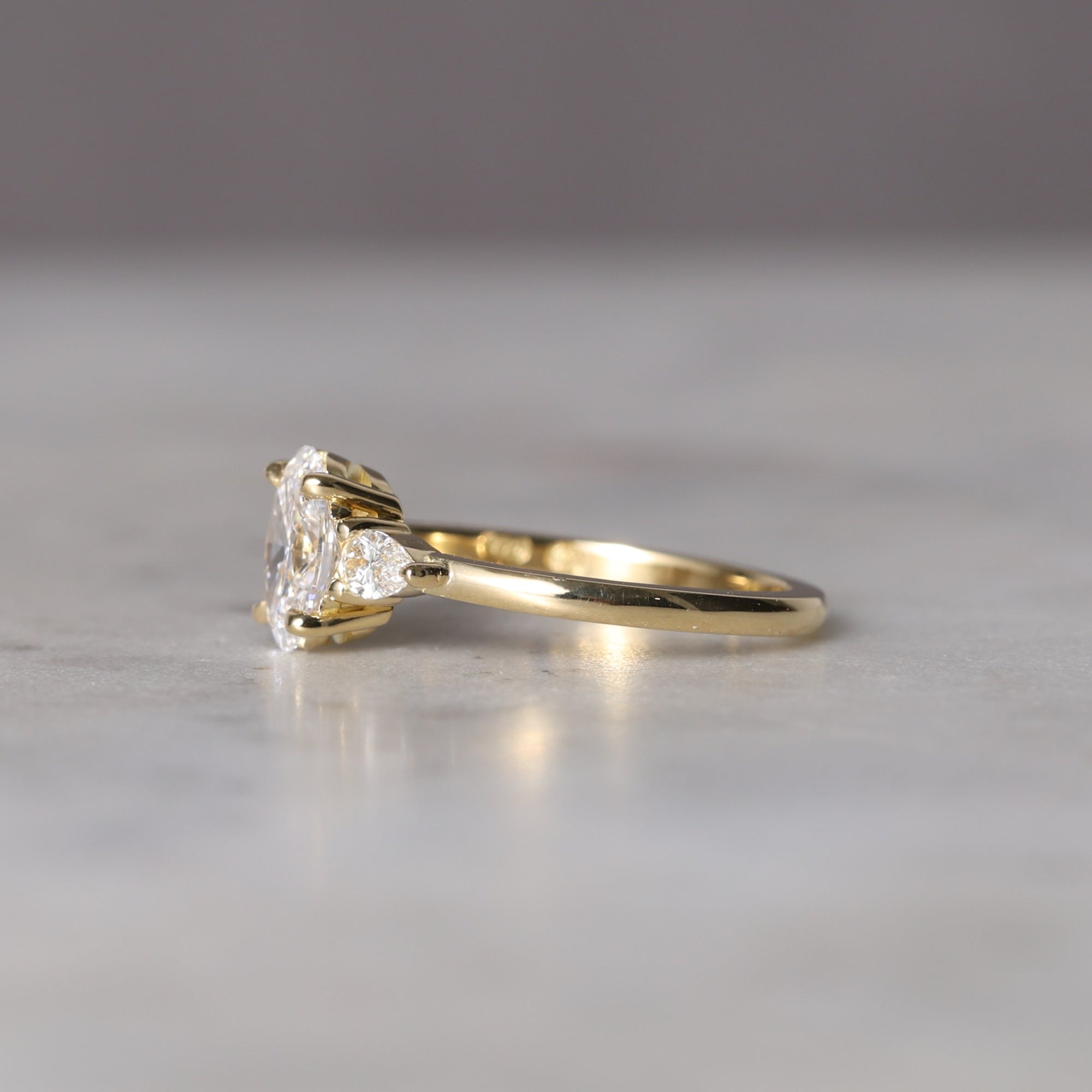 OVAL CUT LAB / DIAMOND TRILOGY RING II