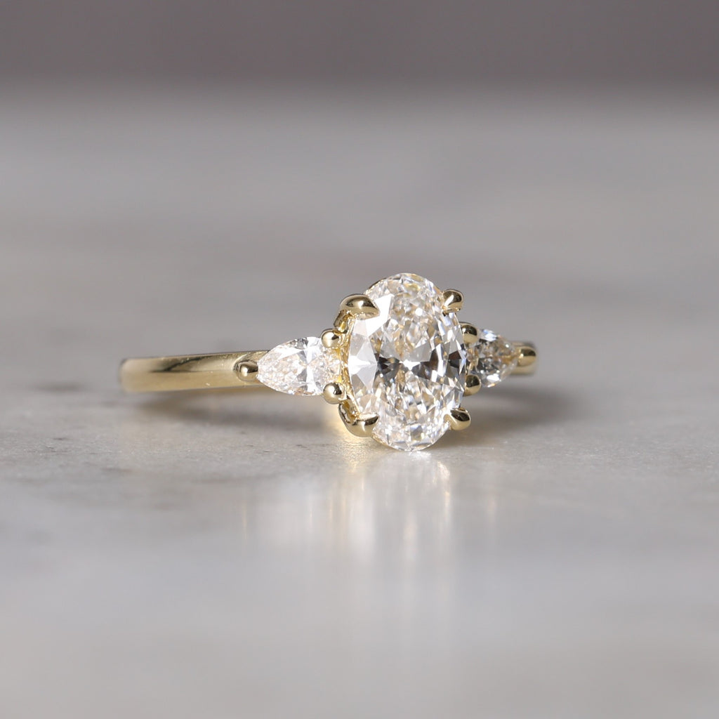 OVAL CUT LAB / DIAMOND TRILOGY RING II