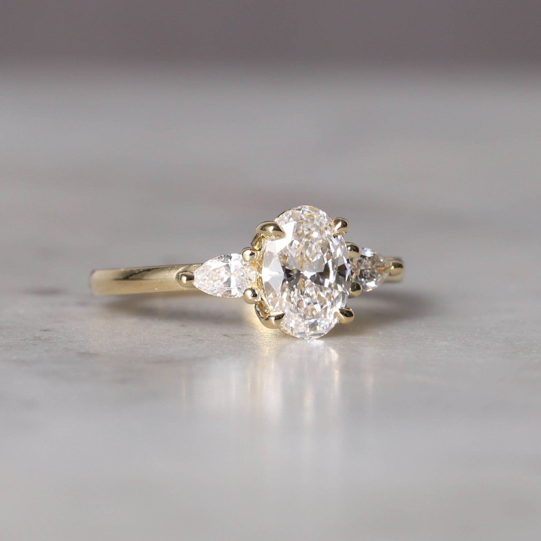 OVAL CUT LAB / DIAMOND TRILOGY RING II