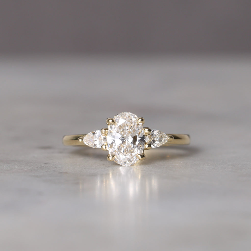 OVAL CUT LAB / DIAMOND TRILOGY RING II