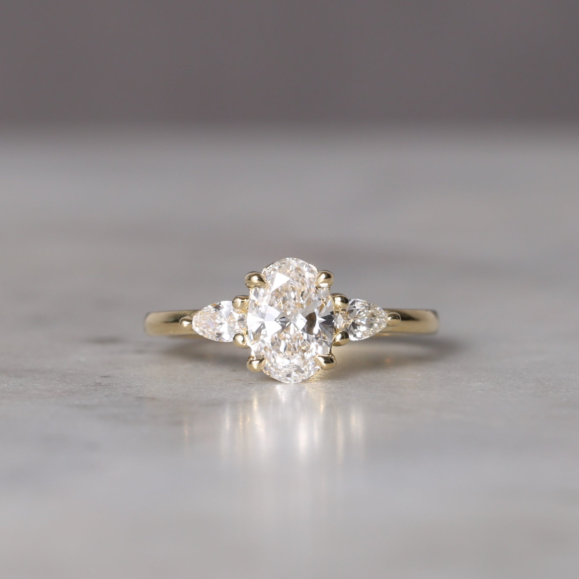 OVAL CUT LAB / DIAMOND TRILOGY RING II