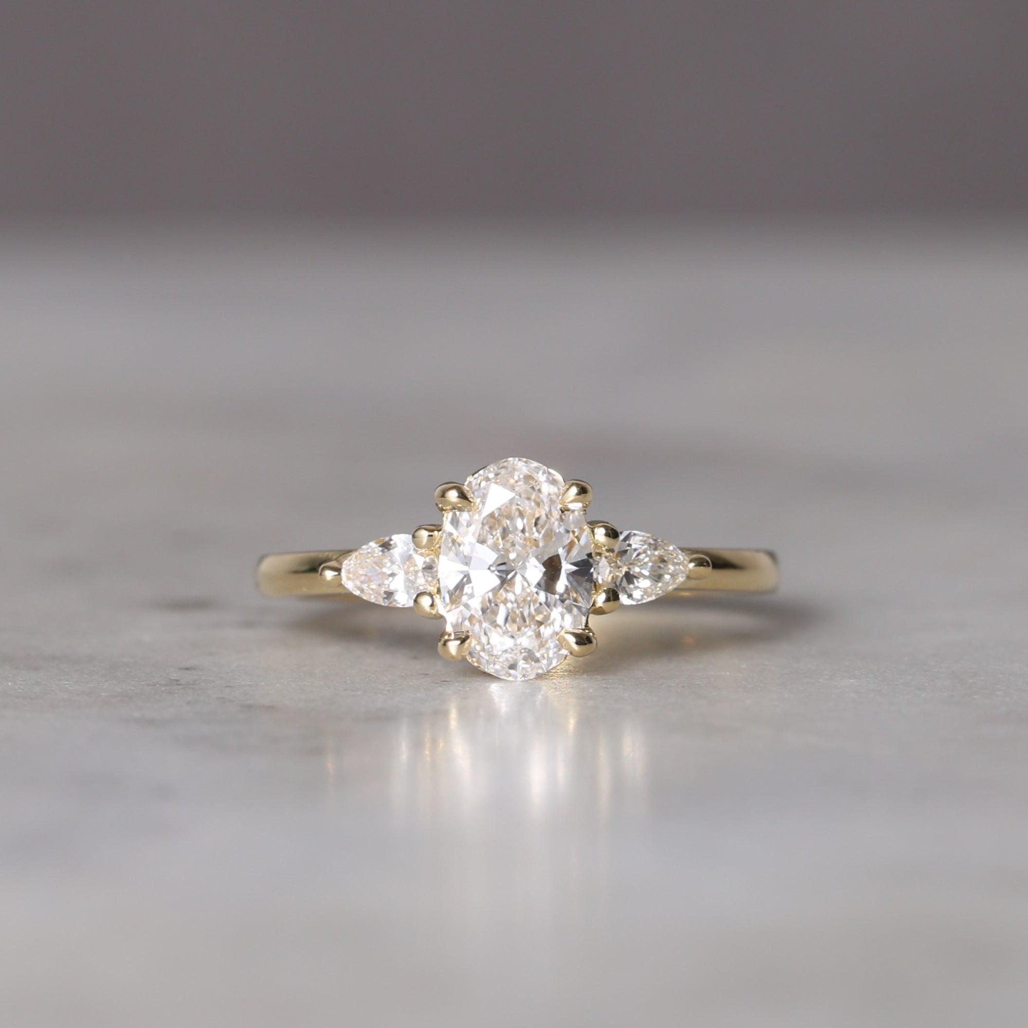 OVAL CUT LAB / DIAMOND TRILOGY RING II