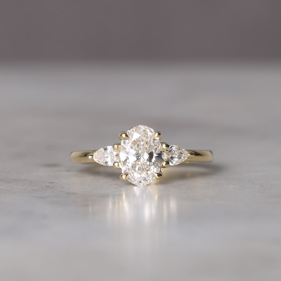 OVAL CUT LAB / DIAMOND TRILOGY RING II