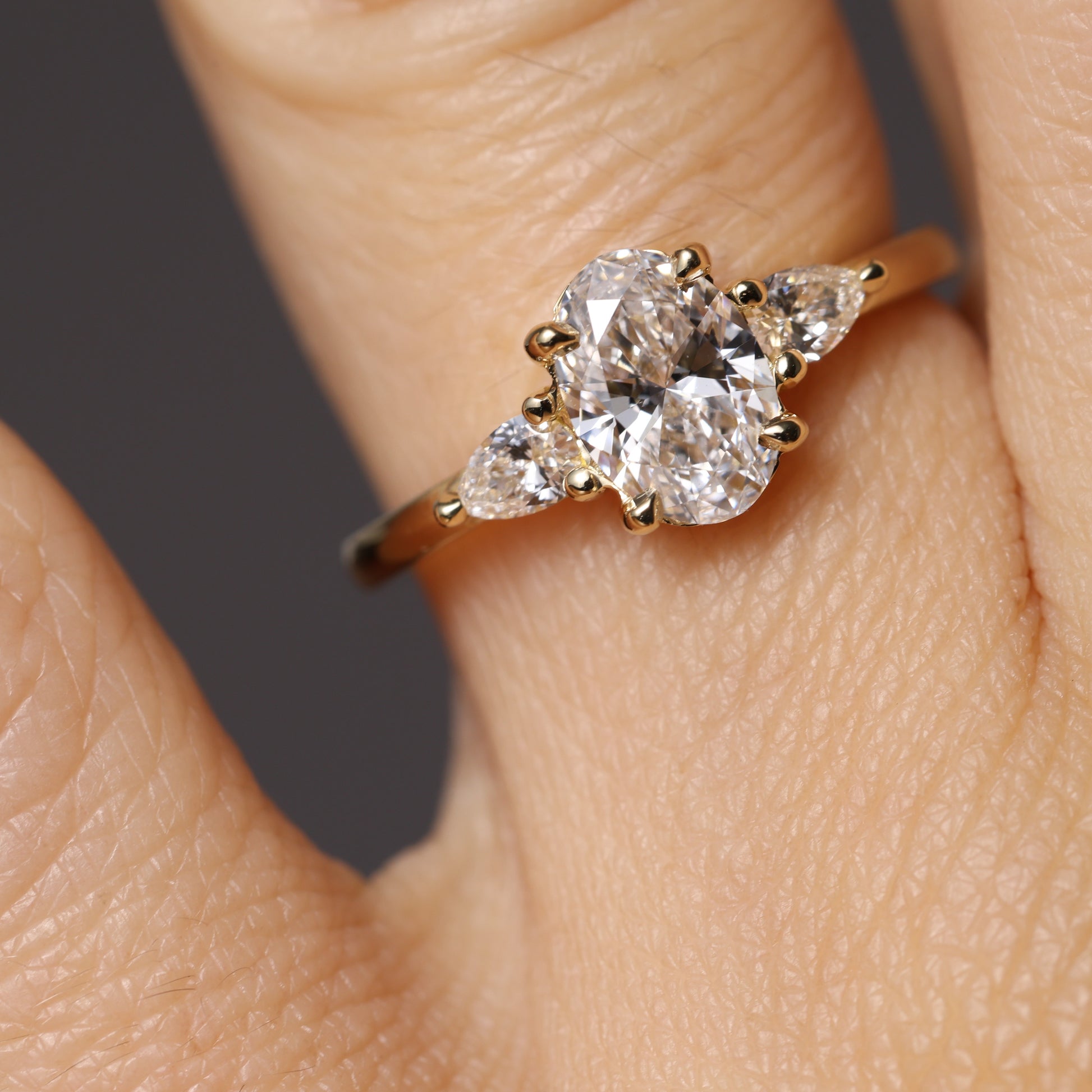 OVAL CUT LAB / DIAMOND TRILOGY RING II