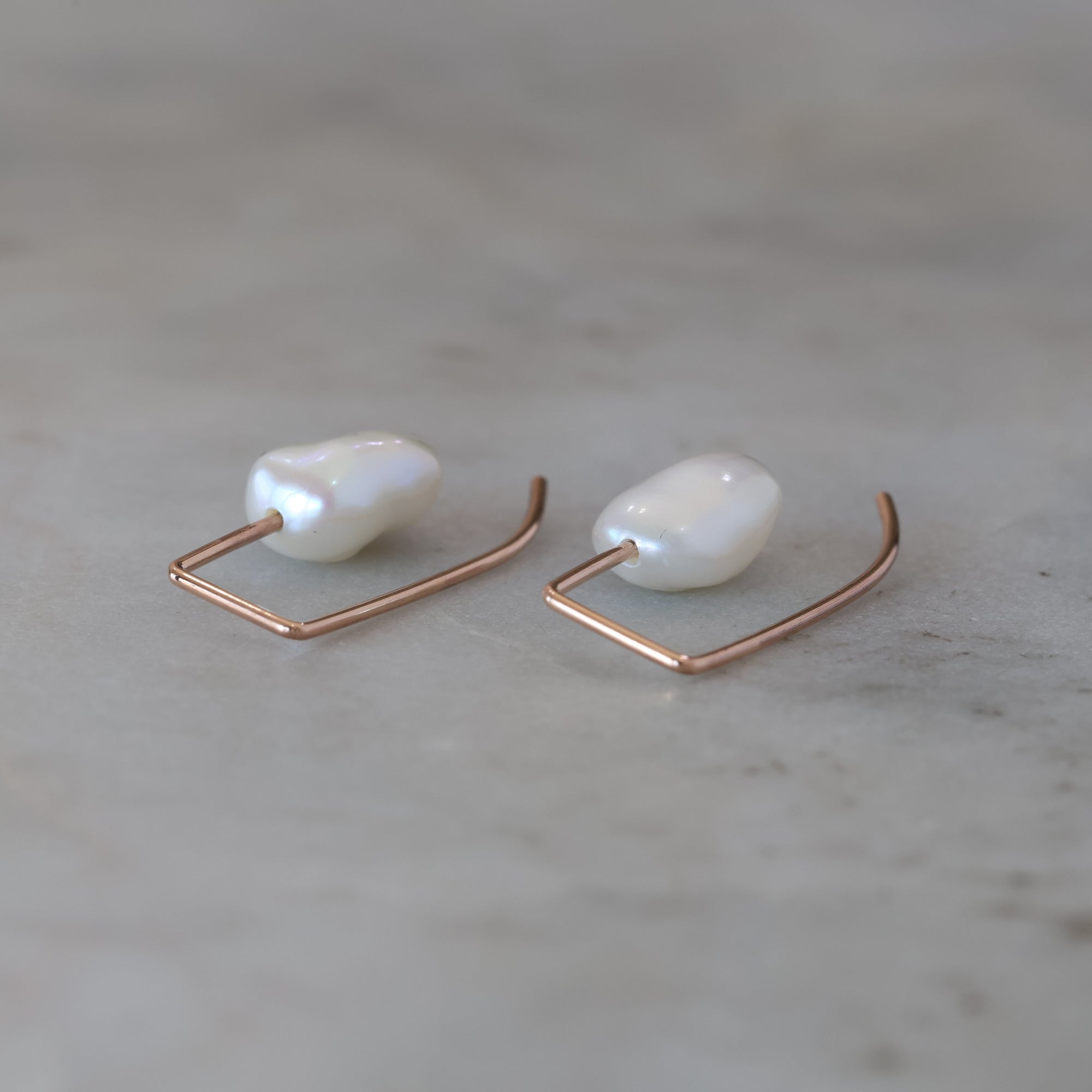 PETITE PEARL / TRAIL EARRINGS