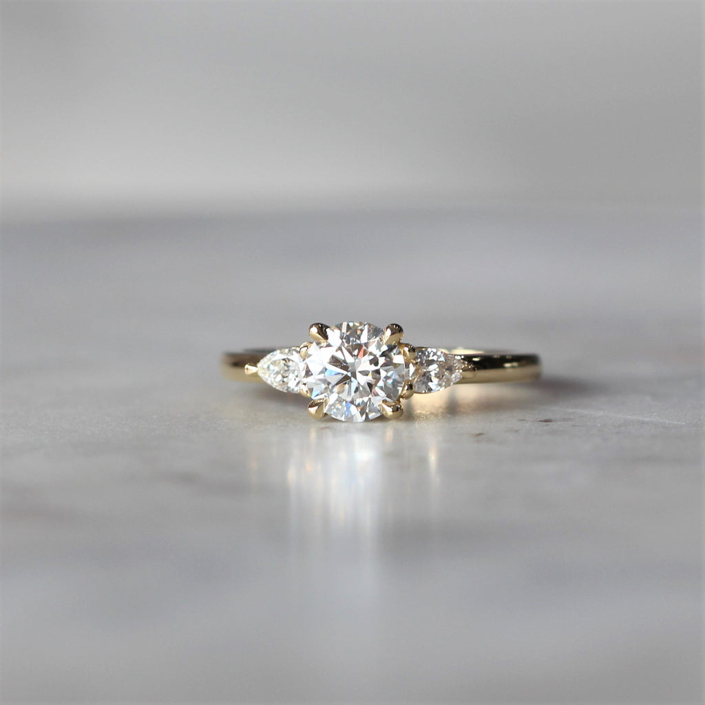 ROUND LAB DIAMOND / TRILOGY RING II