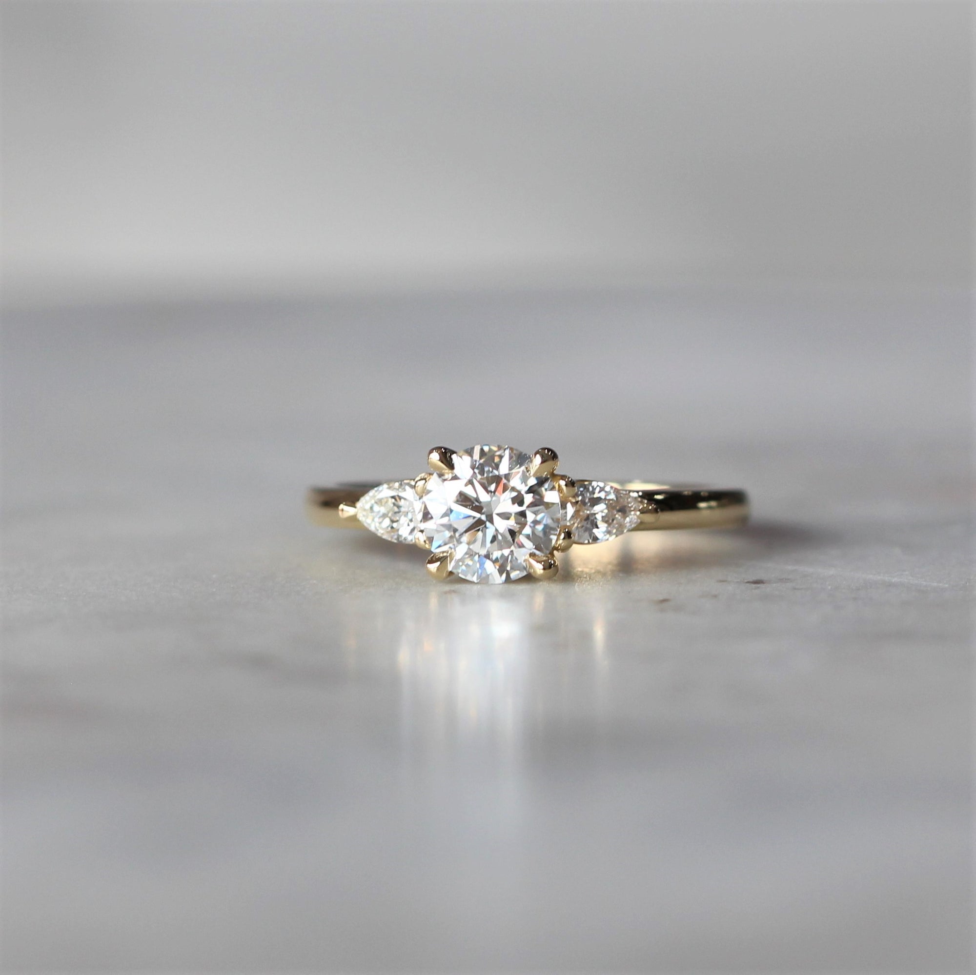 ROUND LAB DIAMOND / TRILOGY RING II
