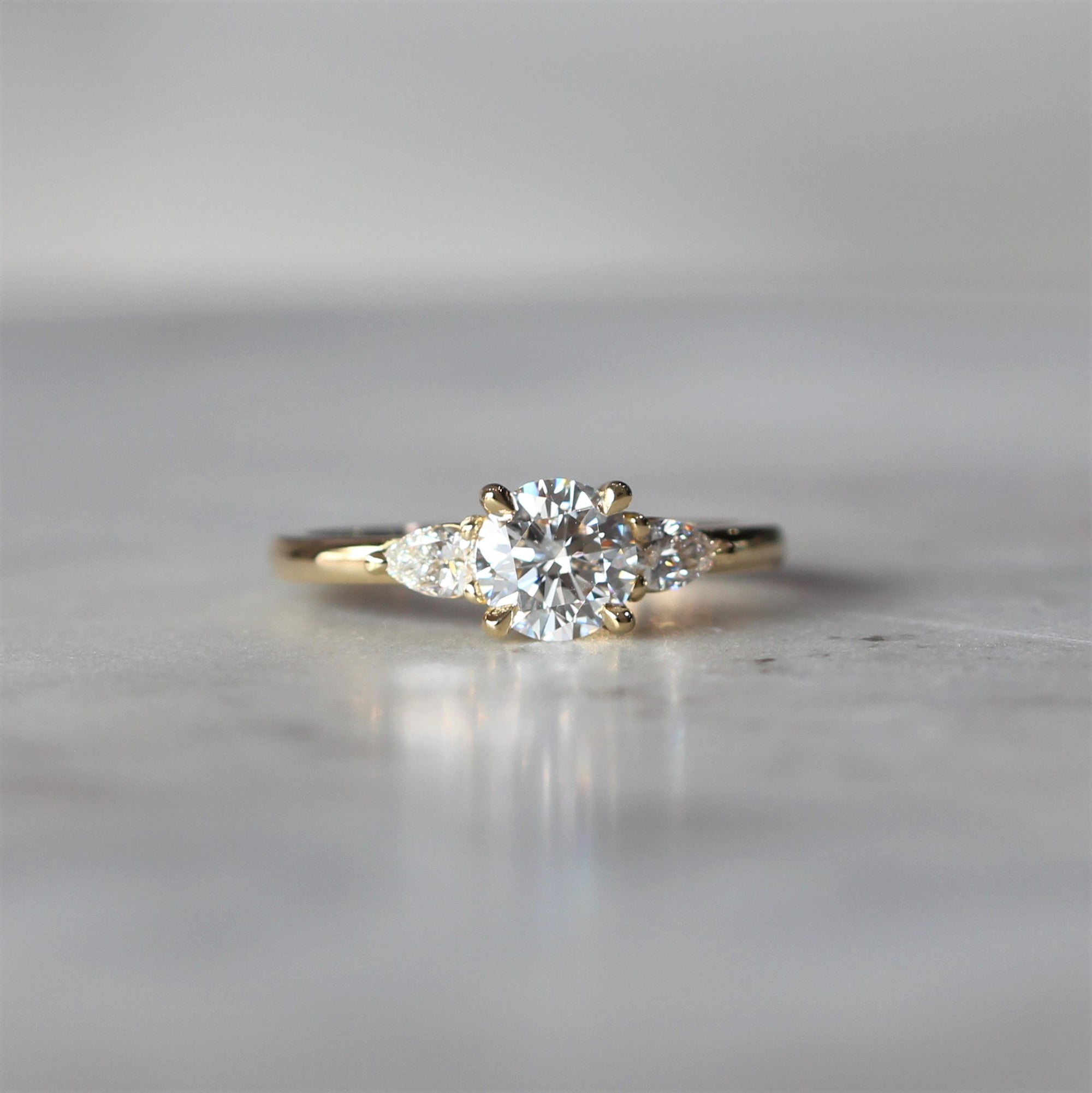 ROUND LAB DIAMOND / TRILOGY RING II