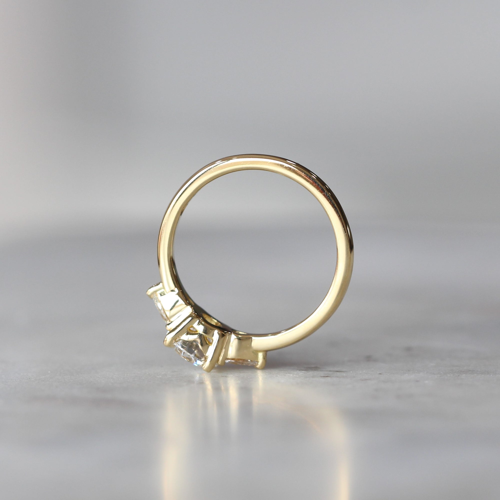 ROUND LAB DIAMOND / TRILOGY RING II