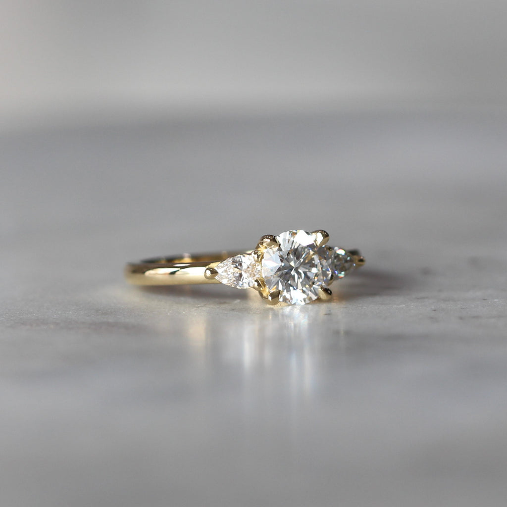 ROUND LAB DIAMOND / TRILOGY RING II