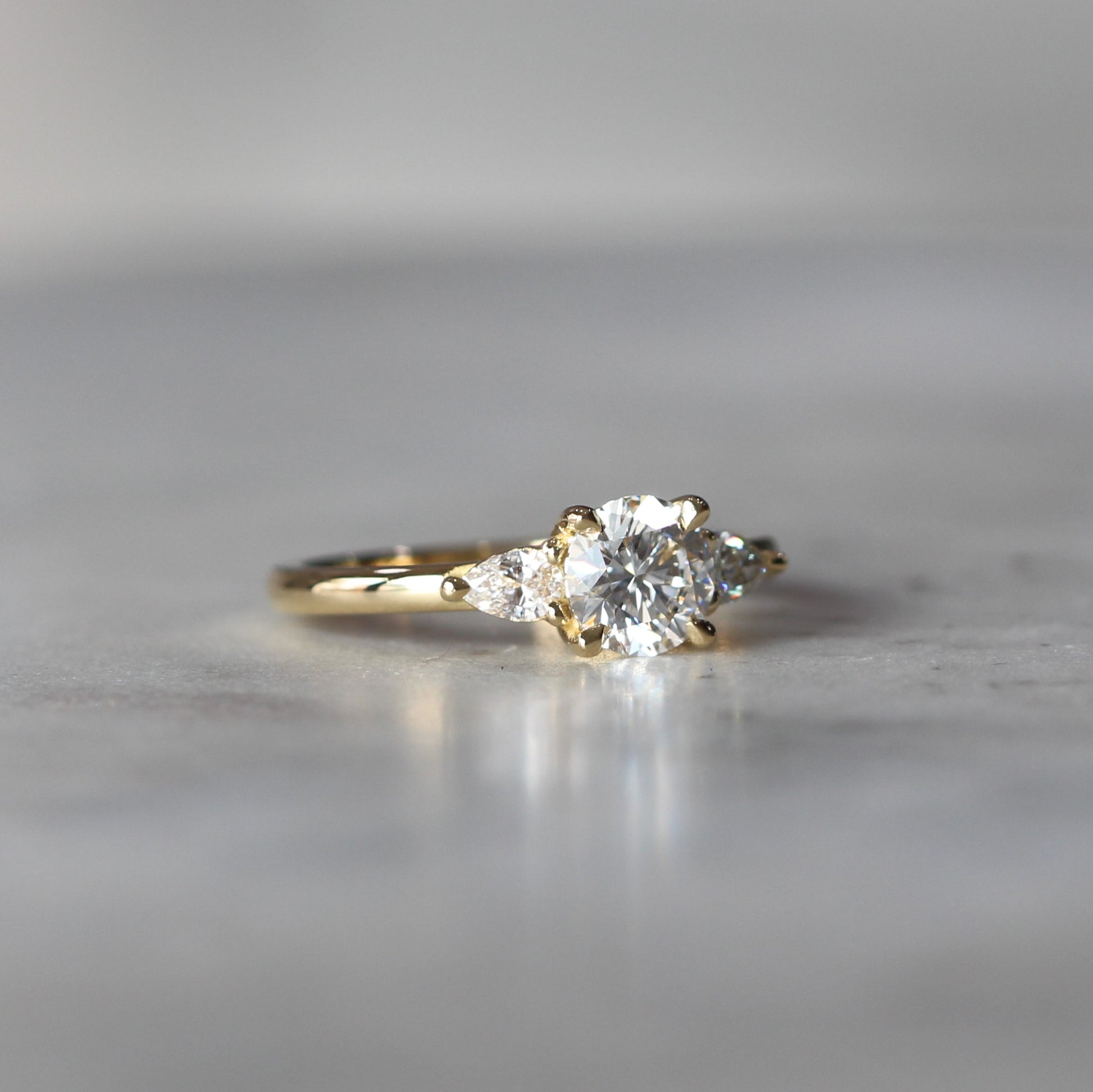 ROUND LAB DIAMOND / TRILOGY RING II