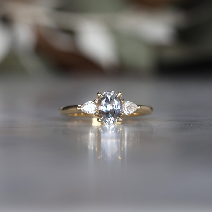 MAY TRILOGY / 1.08CT OVAL MADAGASCAN SAPPHIRE RING