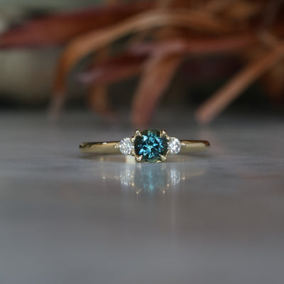 PICCOLO LUNAR TRILOGY / 0.63ct - ROUND AUSTRALIAN SAPPHIRE RING