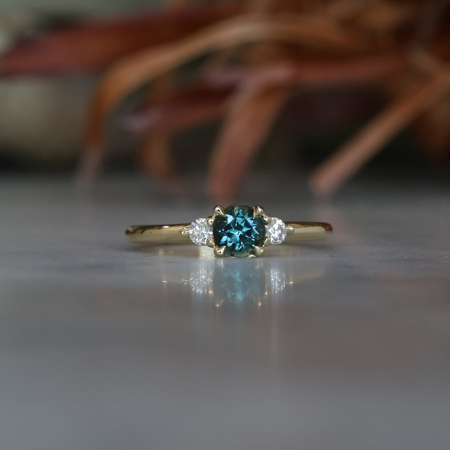 PICCOLO LUNAR TRILOGY / 0.63ct - ROUND AUSTRALIAN SAPPHIRE RING