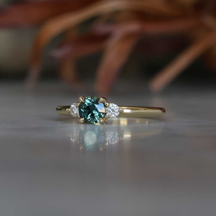 PICCOLO LUNAR TRILOGY / 0.63ct - ROUND AUSTRALIAN SAPPHIRE RING