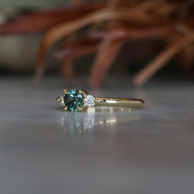 PICCOLO LUNAR TRILOGY / 0.63ct - ROUND AUSTRALIAN SAPPHIRE RING