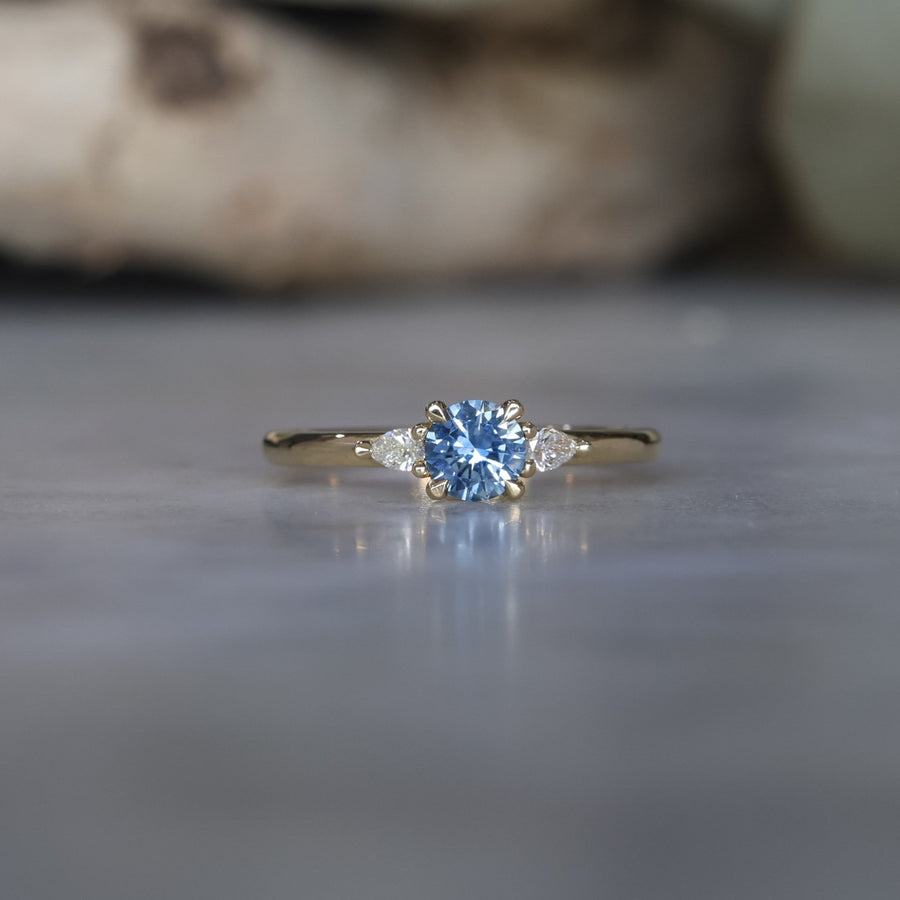 PICCOLO MAY TRILOGY / 0.54ct ROUND MONTANA SAPPHIRE RING