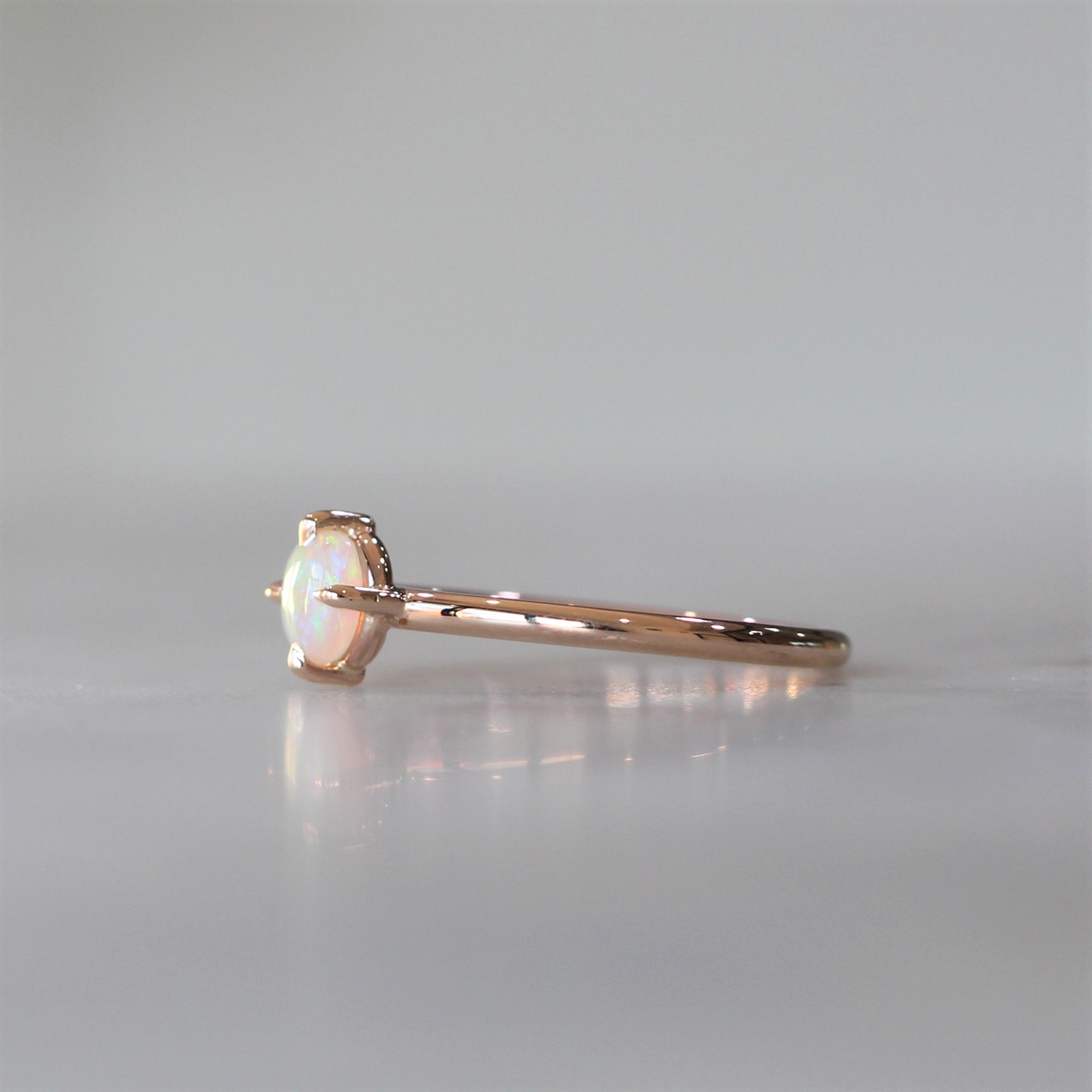 ROUND OPAL / COMPASS RING