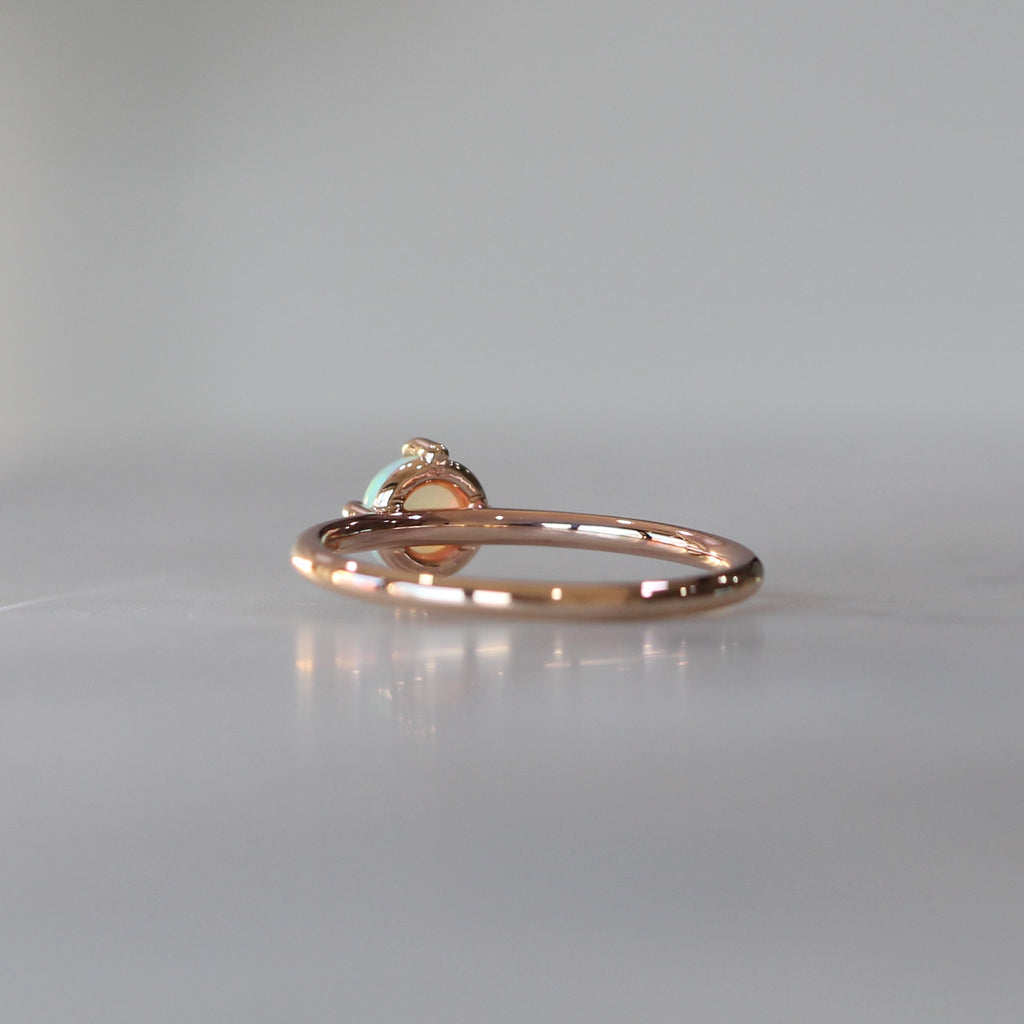 ROUND OPAL / COMPASS RING