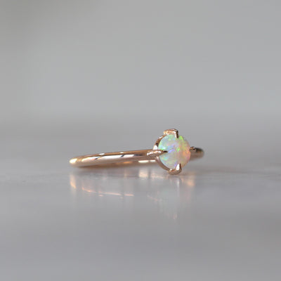 ROUND OPAL / COMPASS RING