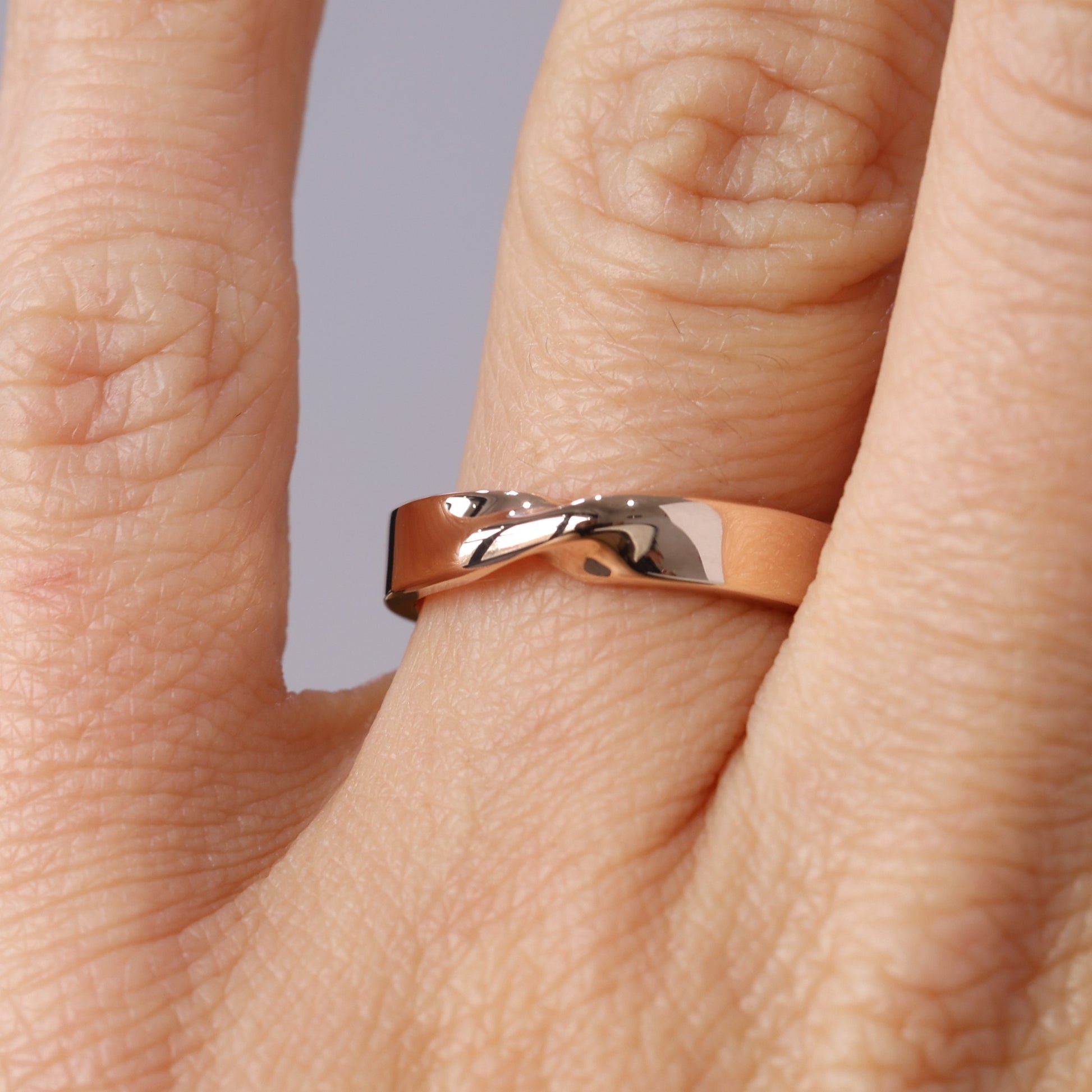 4MM MOBIUS TWIST / WEDDING BAND