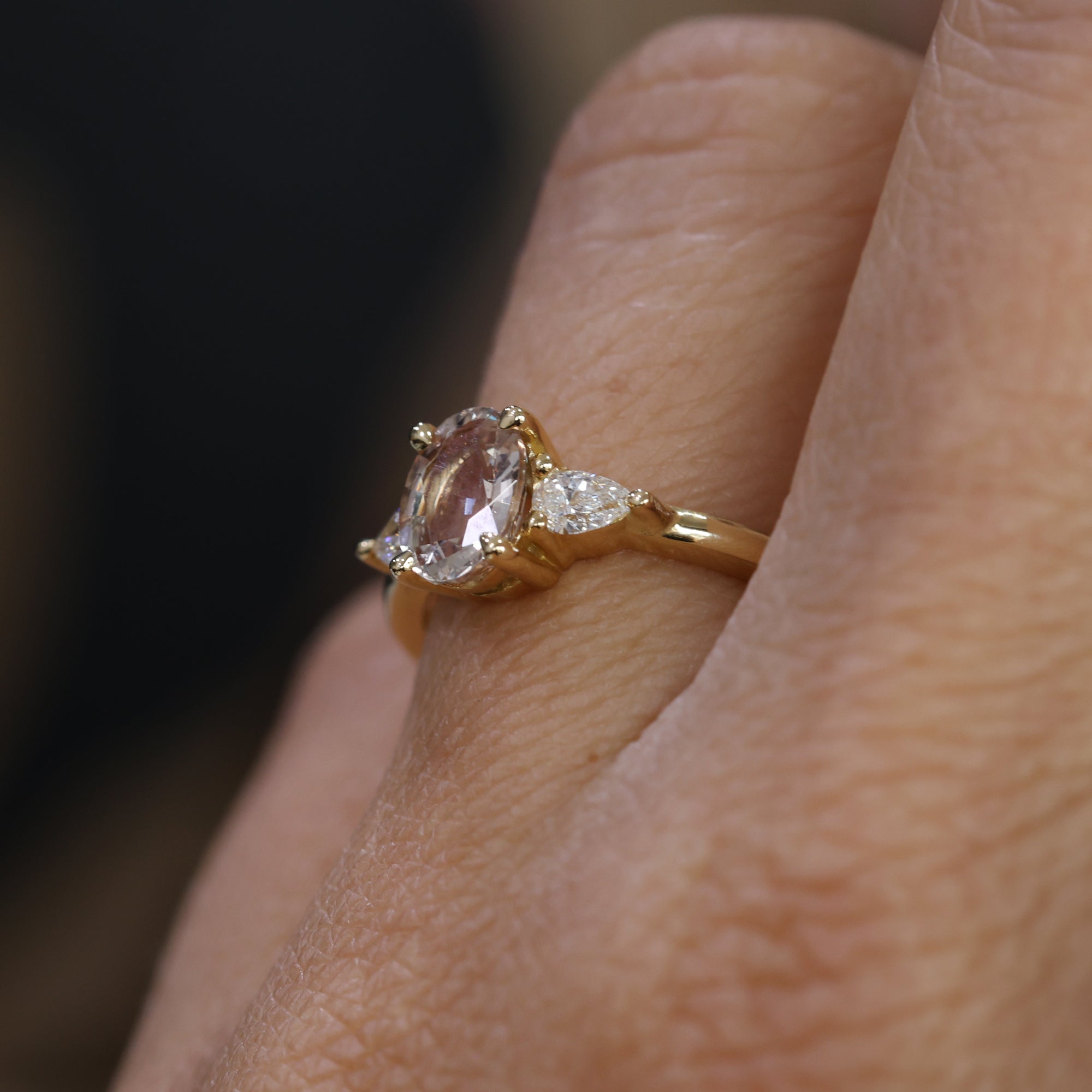 MAY TRILOGY / 1.26CT OVAL MADAGASCAN SAPPHIRE RING