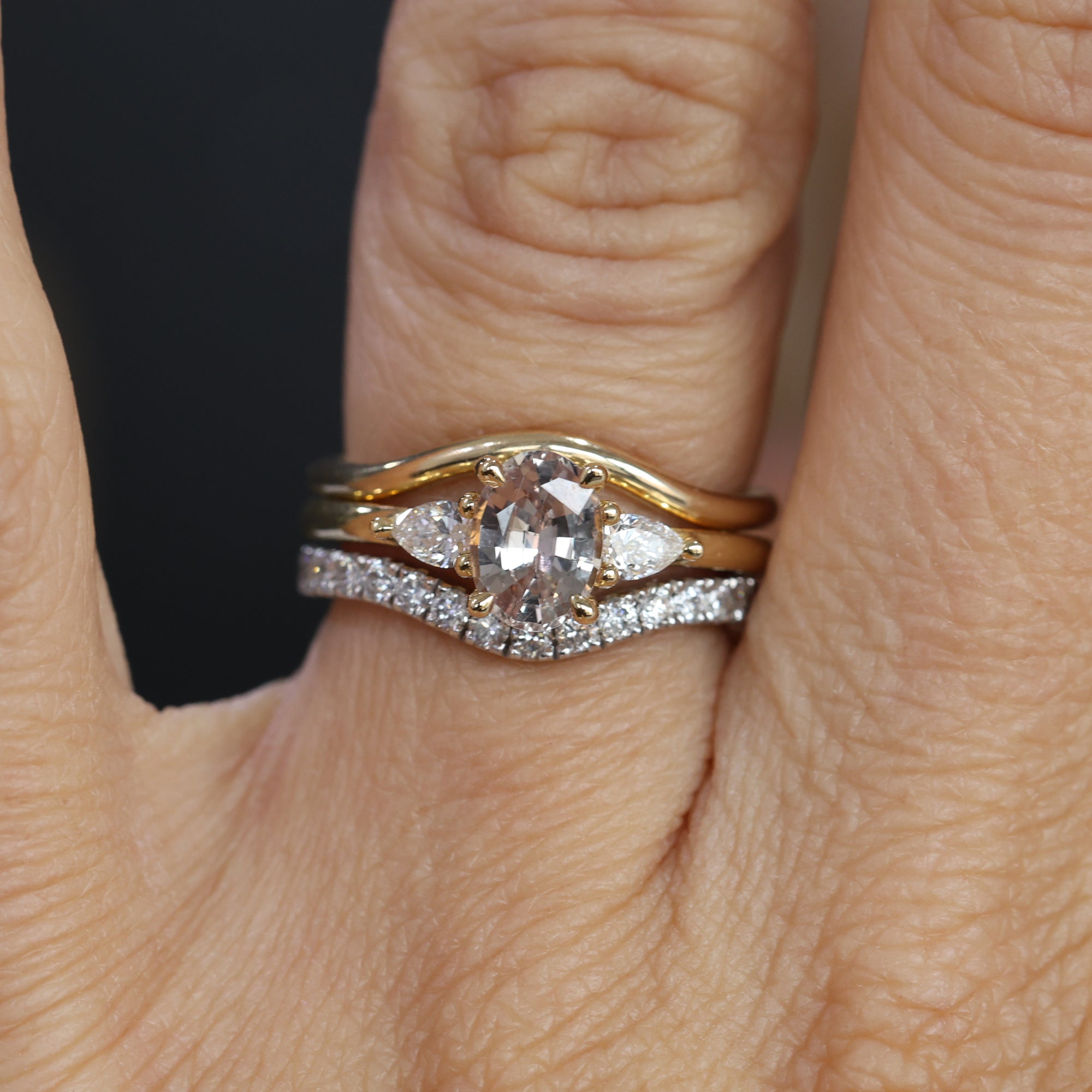 MAY TRILOGY / 1.26CT OVAL MADAGASCAN SAPPHIRE RING