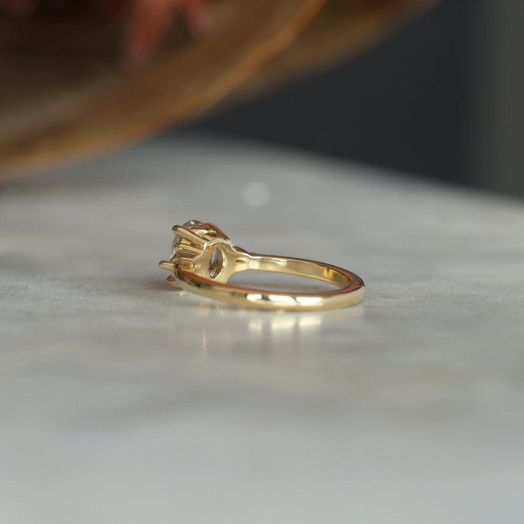 MAY TRILOGY / 1.26CT OVAL MADAGASCAN SAPPHIRE RING