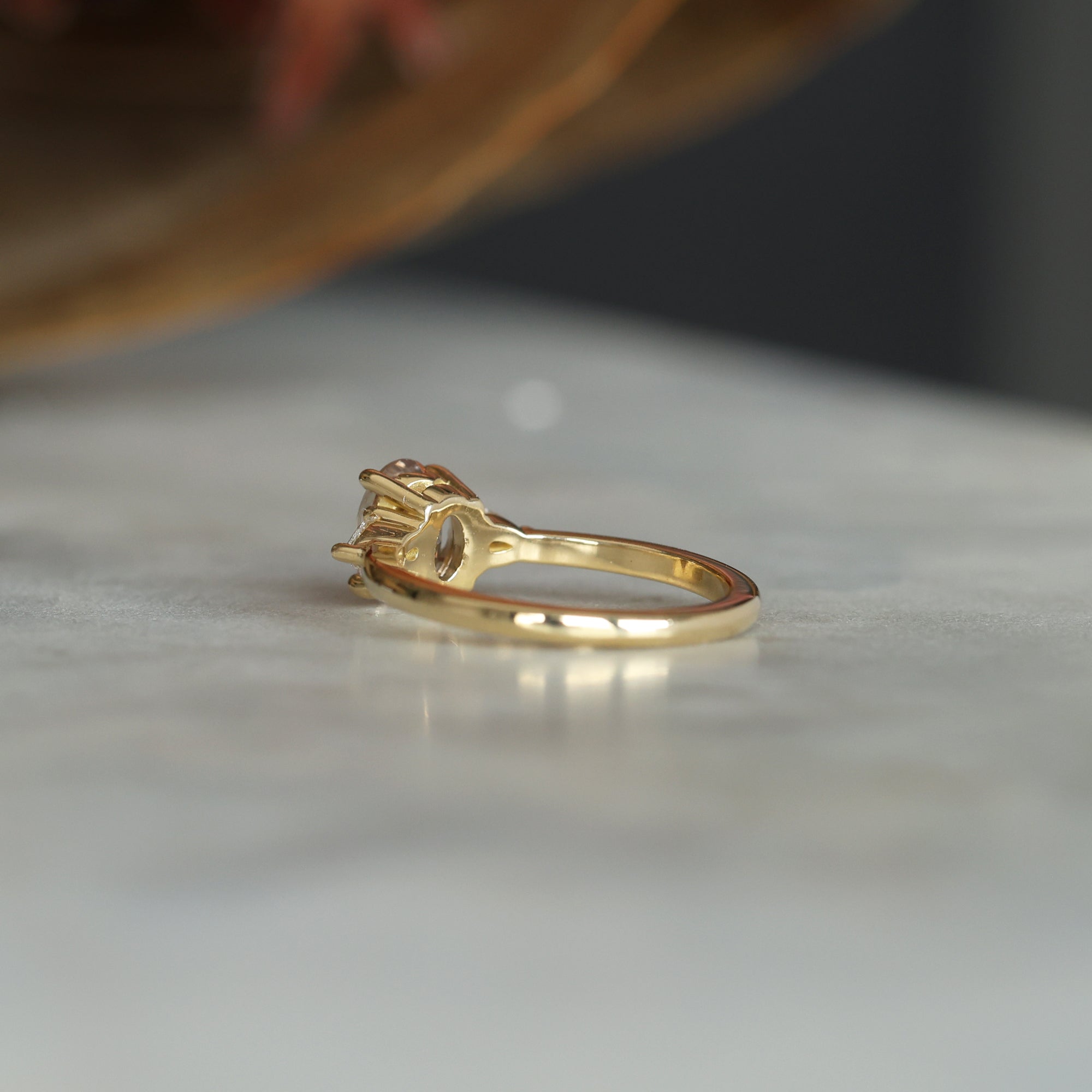 MAY TRILOGY / 1.26CT OVAL MADAGASCAN SAPPHIRE RING