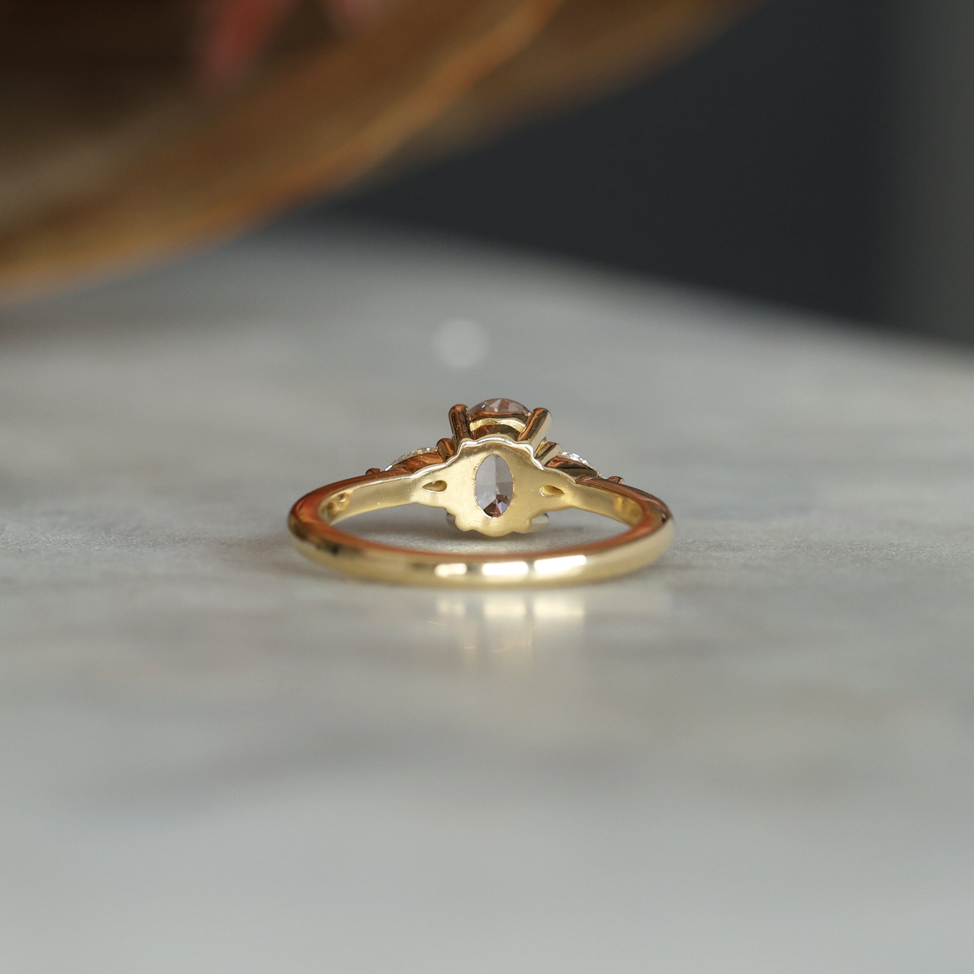 MAY TRILOGY / 1.26CT OVAL MADAGASCAN SAPPHIRE RING