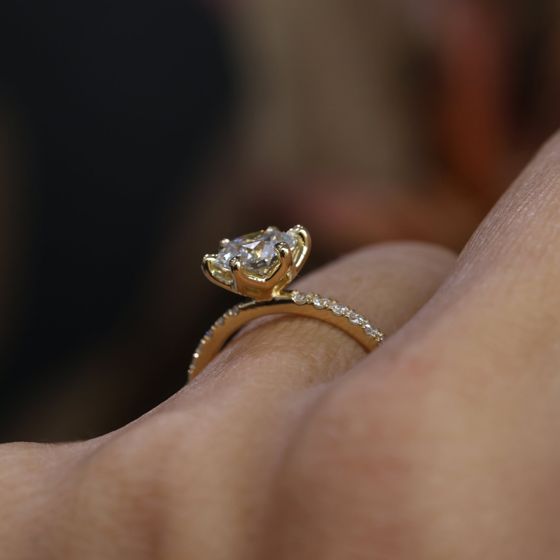 LOTUS / 1.30ct ROUND DIAMOND 6 CLAW PAVE BAND