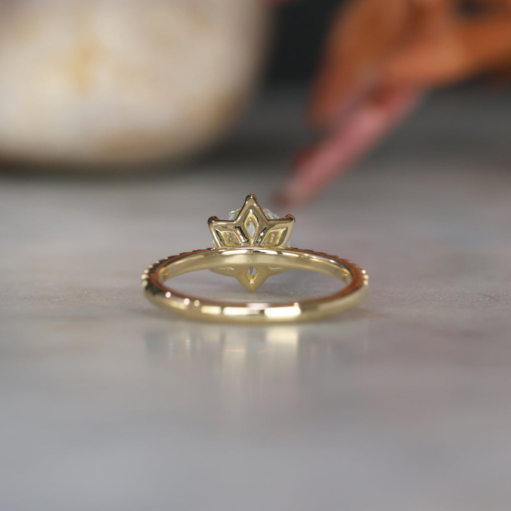 LOTUS / 1.30ct ROUND DIAMOND 6 CLAW PAVE BAND