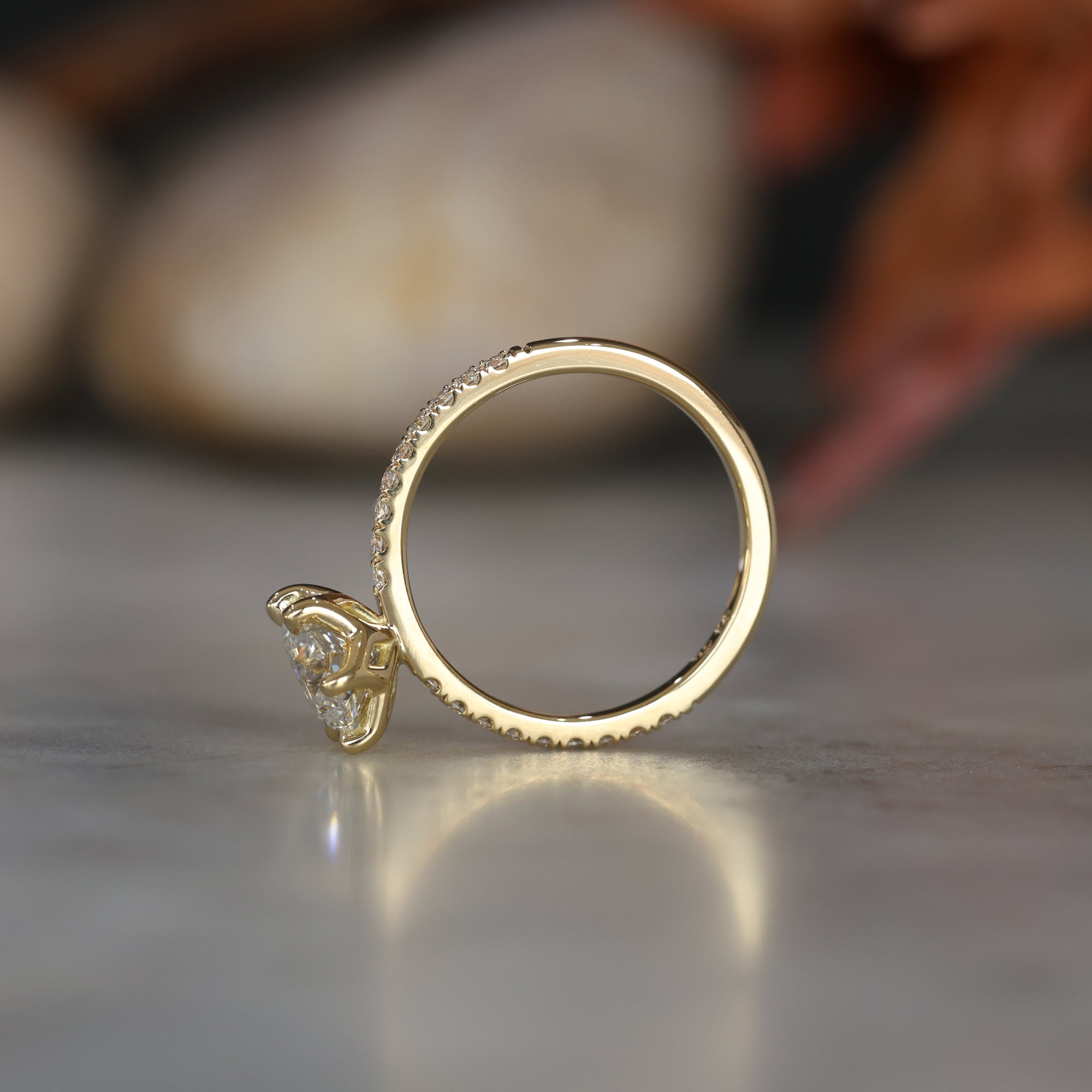 LOTUS / 1.30ct ROUND DIAMOND 6 CLAW PAVE BAND